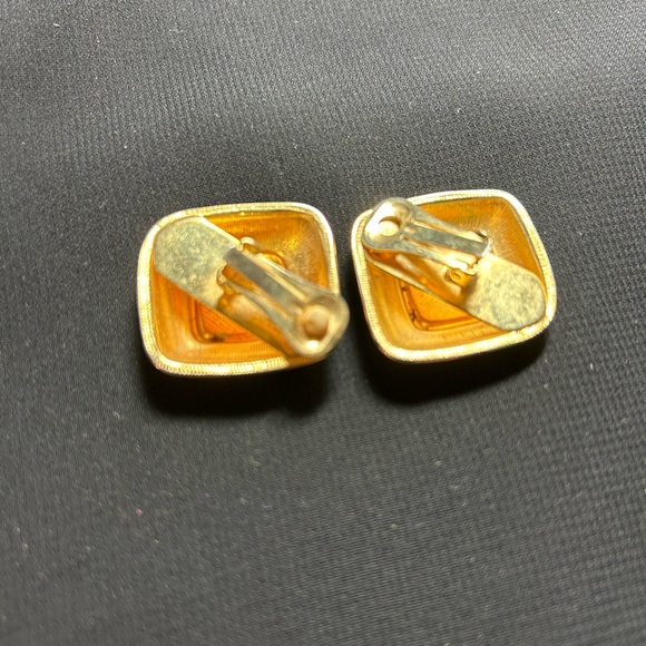 VTG Large Gold tone metal and black accent clip on earrings. Pretty!!! - Picture 7 of 7